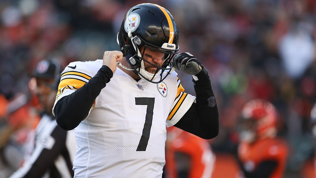 Pittsburgh Steelers quarterback Ben Roethlisberger walks toward the sideline during the game between the Pittsburgh Steelers and the Cincinnati Bengals on Nov. 28, 2021, at Paul Brown Stadium in Cincinnati, Ohio. 