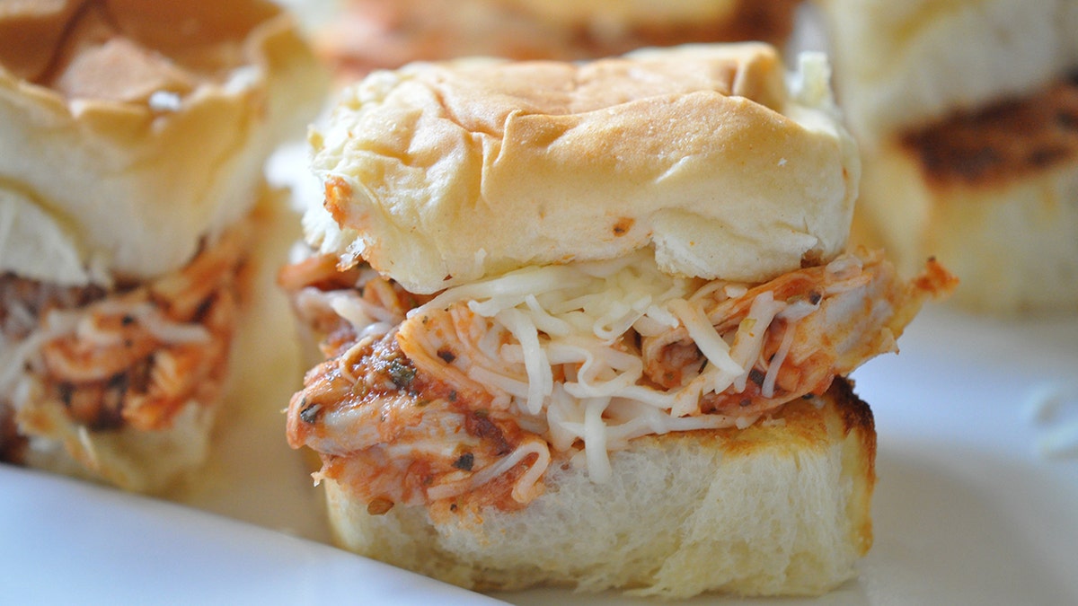If you’re on the lookout for a simple game day appetizer, this chicken parm slider may fast become your new go-to. (Team Holly – TheHealthyCookingBlog.com)