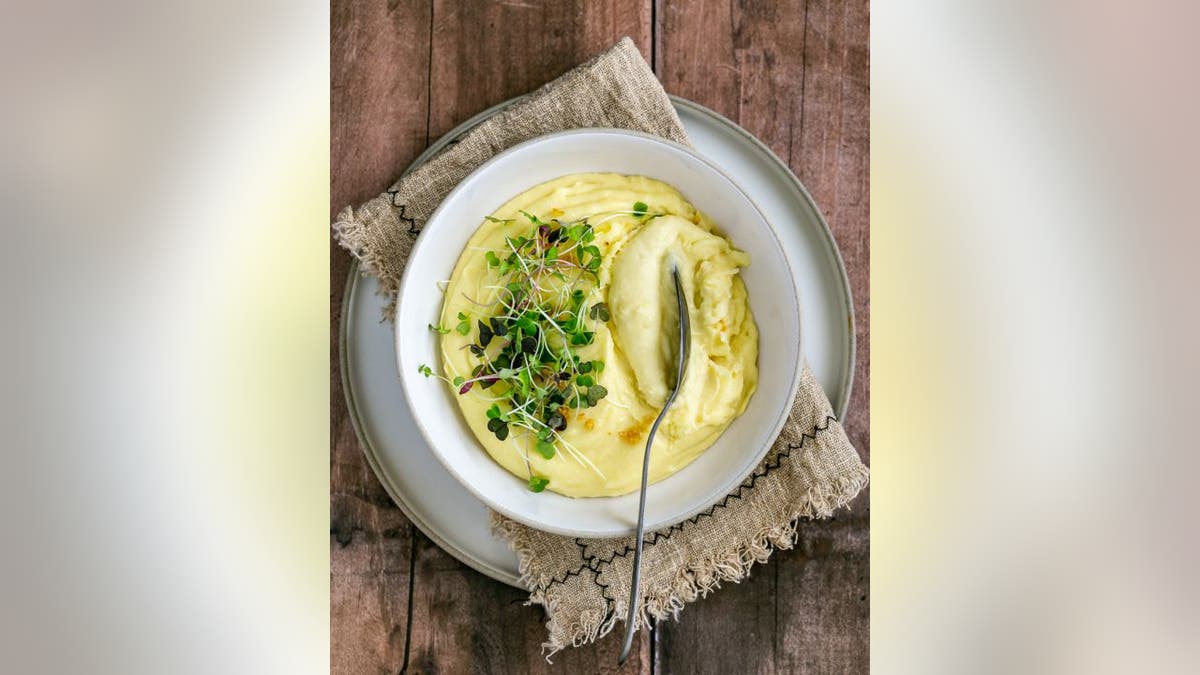 Between2kitchens.com's mashed potato recipe is made with Yukon Gold potatoes, full-fat milk, unsalted butter and a pinch of salt.