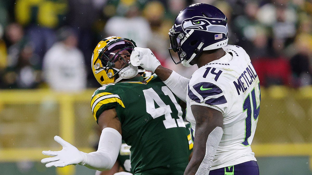 Seahawks' DK Metcalf ejected after grabbing Packers players' facemasks,  tries to reenter game