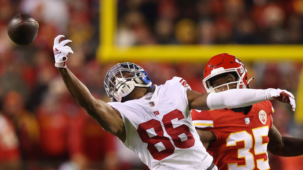 KANSAS CITY, MISSOURI - NOVEMBER 01: Darius Slayton #86 of the New York Giants misses a pass as Charvarius Ward #35 of the Kansas City Chiefs defends during the second half at Arrowhead Stadium on November 01, 2021 in Kansas City, Missouri. The Chiefs won 20-17.