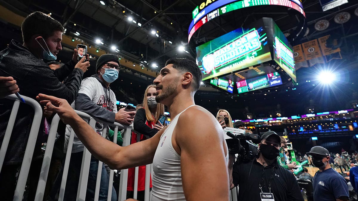 ENES-KANTER-BOSTON-CELTICS-LEAVING-GAME