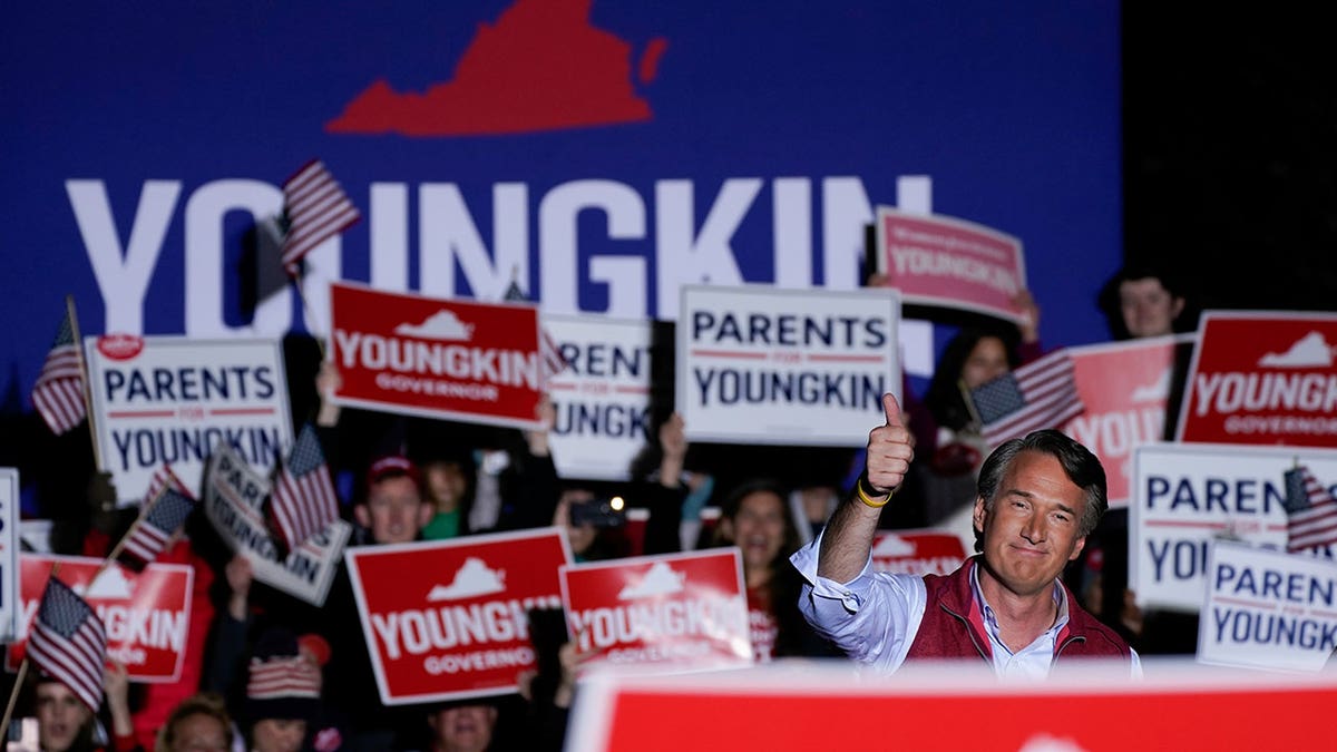 GLENN-YOUNGKIN-RALLY-IN-VIRGINIA-THUMBS-UP