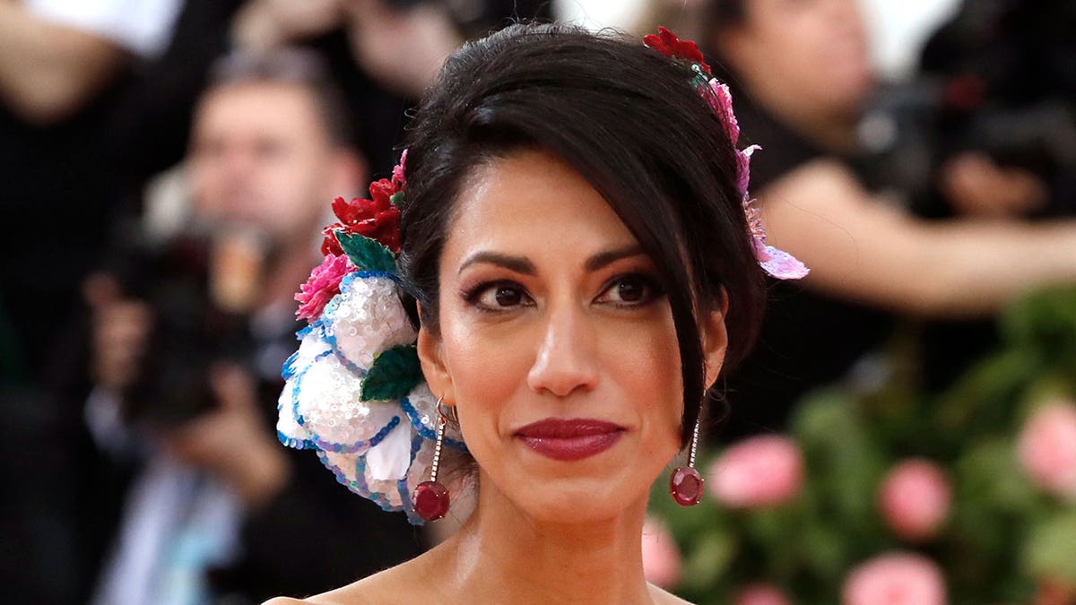 HUMA-ABEDIN-MET-GALA-NEW-YORK-CITY