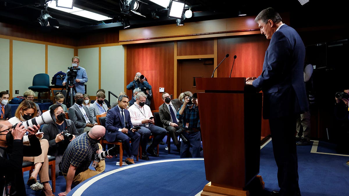 JOE-MANCHIN-PRESSER-CAPITOL-HILL