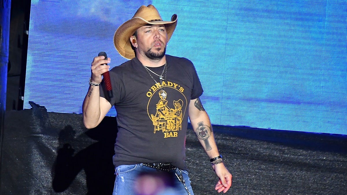 Jason Aldean on stage