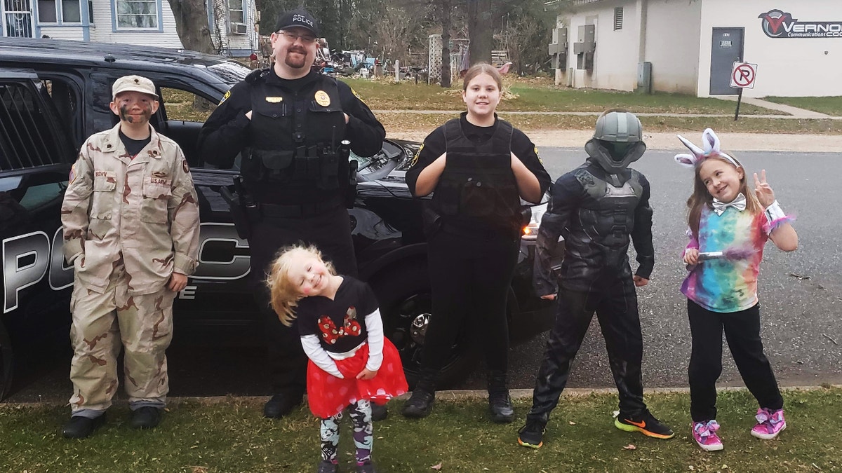 Jonathon Brown and his children (Veterans United Home Loans)