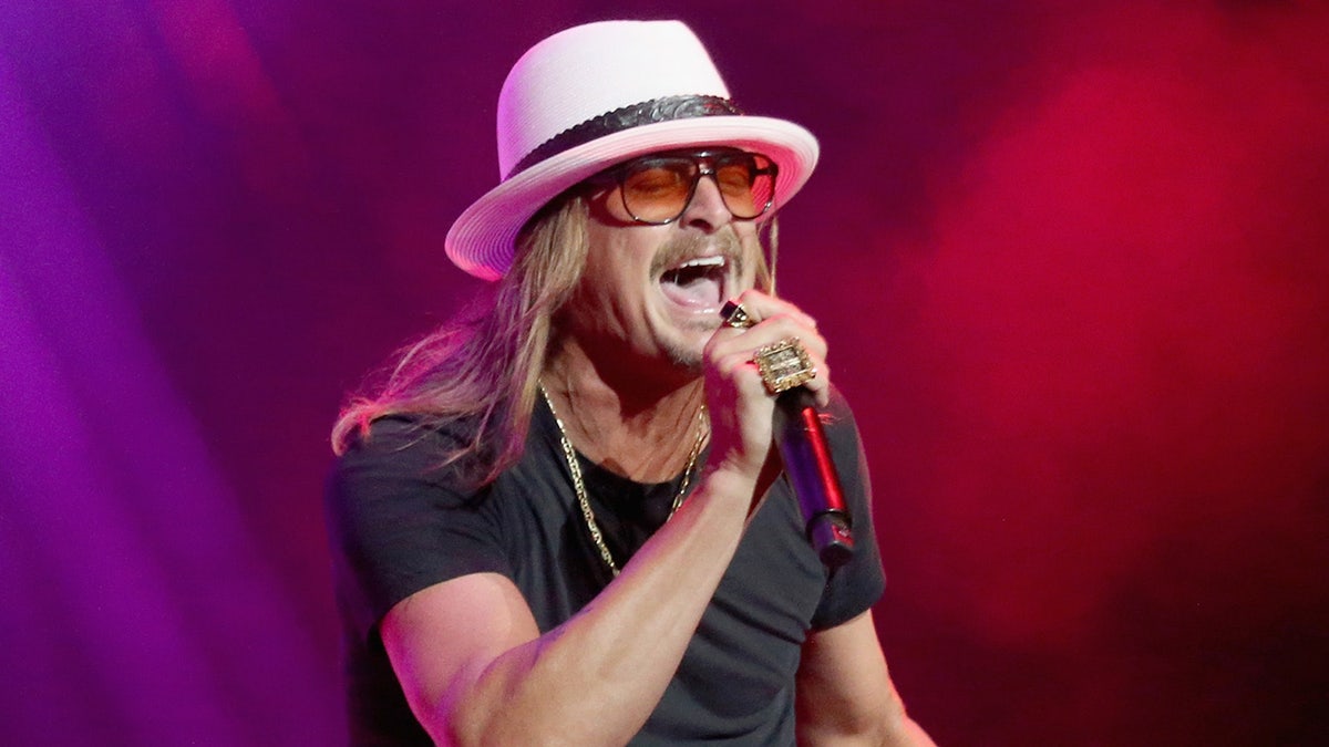 Una foto de Kid Rock en el escenario