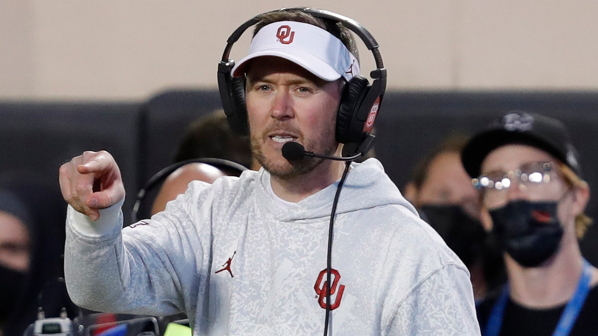 Oklahoma Sooners head coach Lincoln Riley gestures to his team on a play against the Oklahoma State Cowboys during the second half at Boone Pickens Stadium Nov 27, 2021 in Stillwater, Okla. 