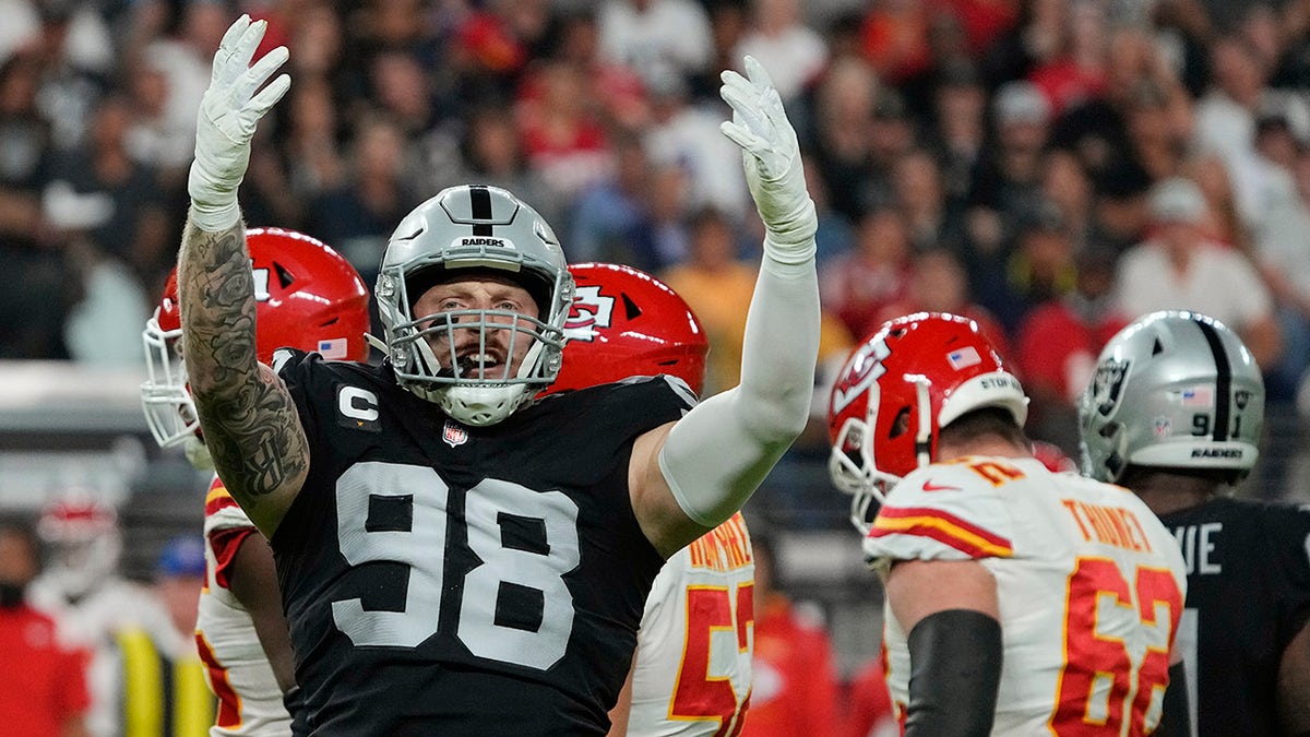 Raiders' Quinton Jefferson appears to pick up scissors on field before snap