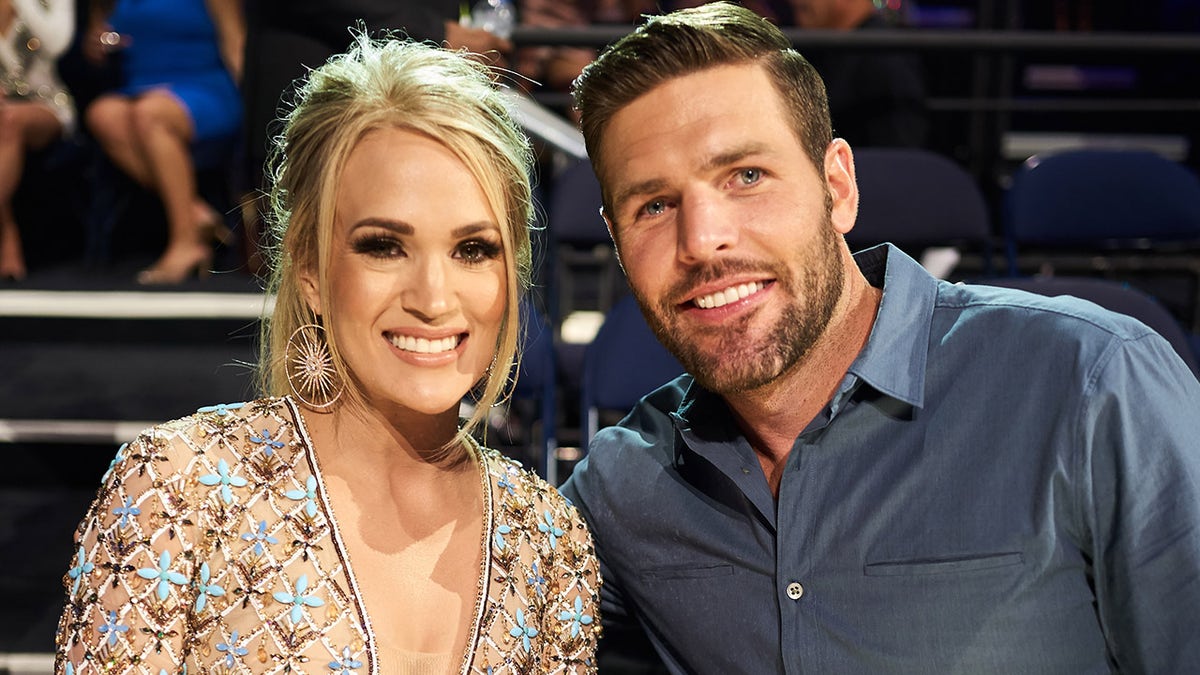 Carrie Underwood, Mike Fisher smile at awards show