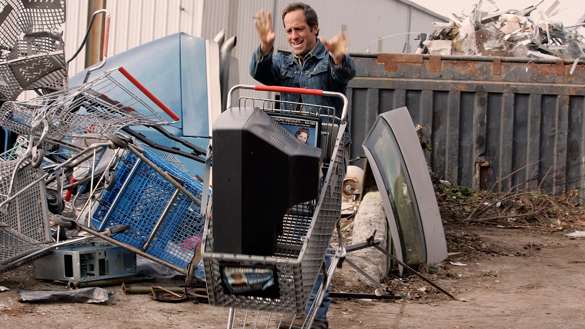Mike Rowe, apresentador do Discovery Channel "Trabalhos Sujos," em Norcal Waste filmando um segmento. "Empregos Sujos" surgiu de um segmento que Rowe fez sobre os coletores de lixo de SF para "Revista Noturna" e é o programa mais popular do Discovery Channel.