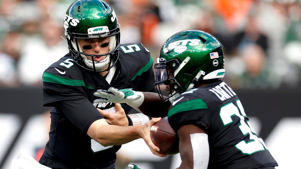 Mike White nearly flawless, Jets hammer Bears - CBS New York