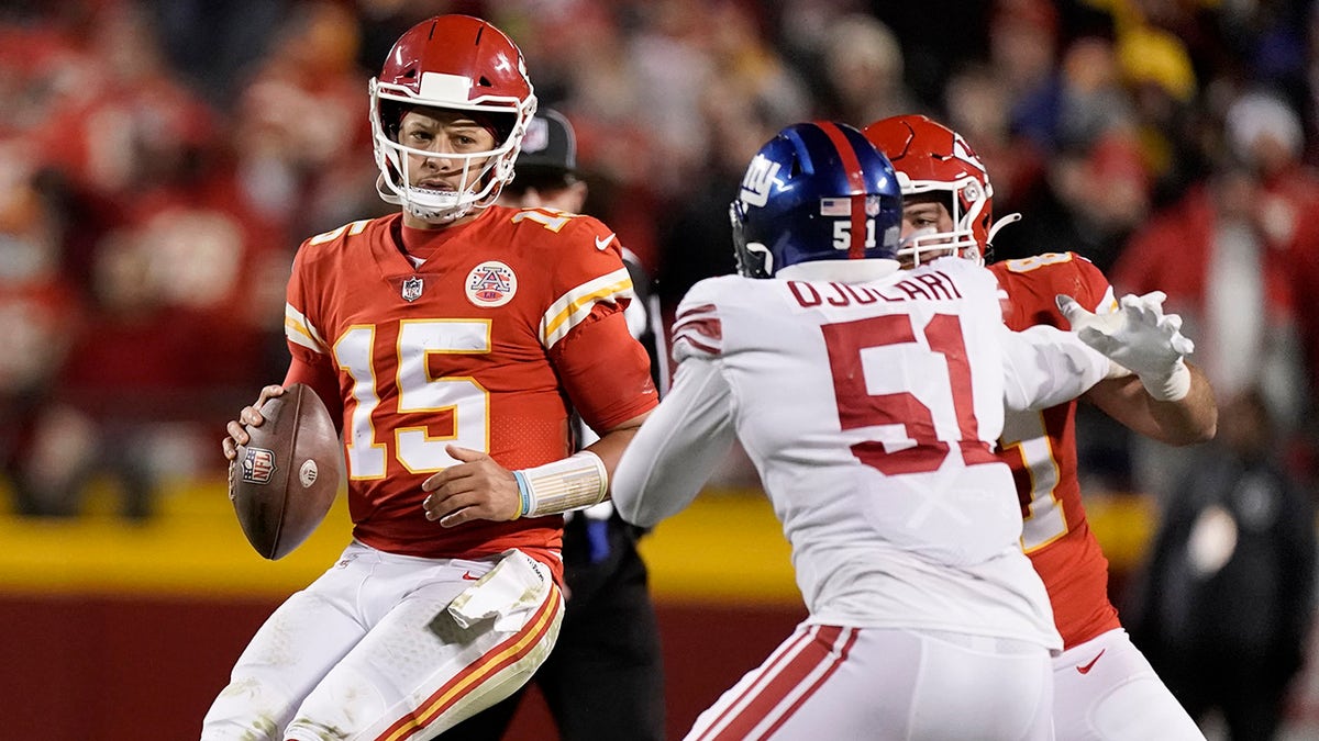 Chiefs capitalize on lucky breaks, stop sky from falling with win over  Giants