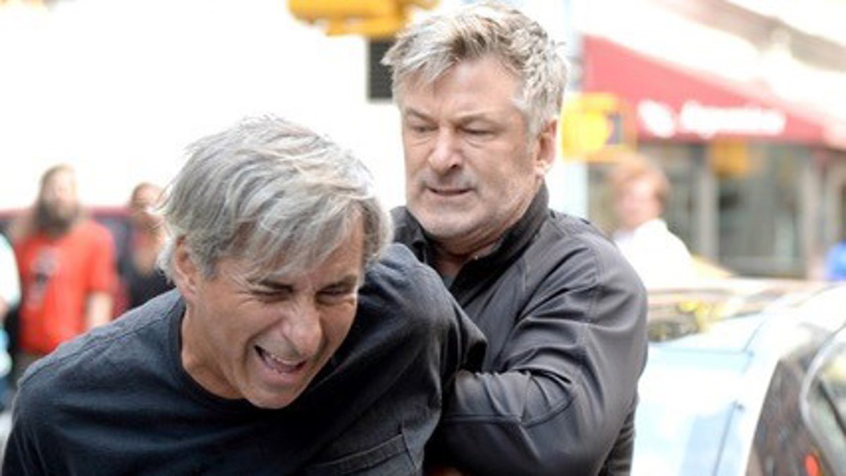 Alec Baldwin confronting paparazzo in 2013