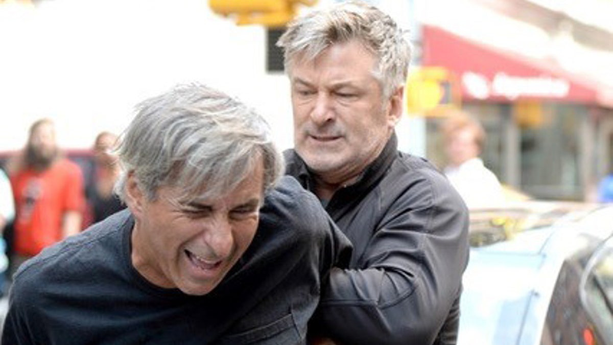 Alec Baldwin confronting paparazzo in 2013
