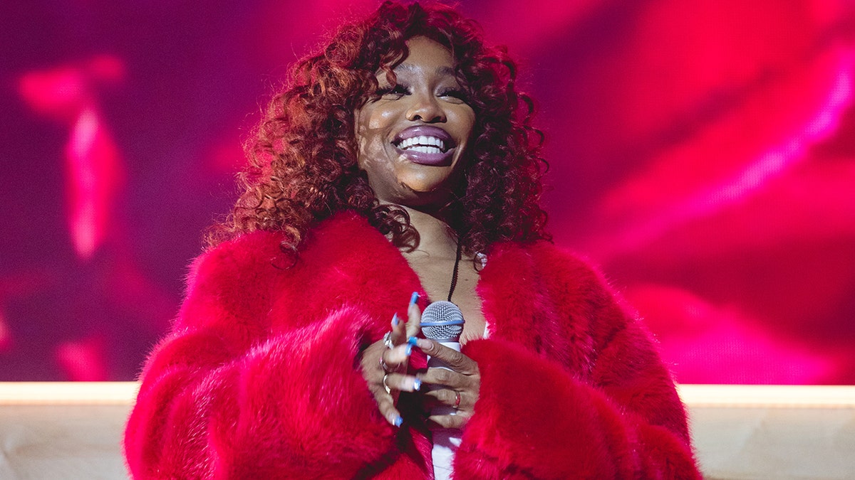 SZA stopped her show to address the safety of her crowd and comment on Travis Scott's Astroworld tragedy.