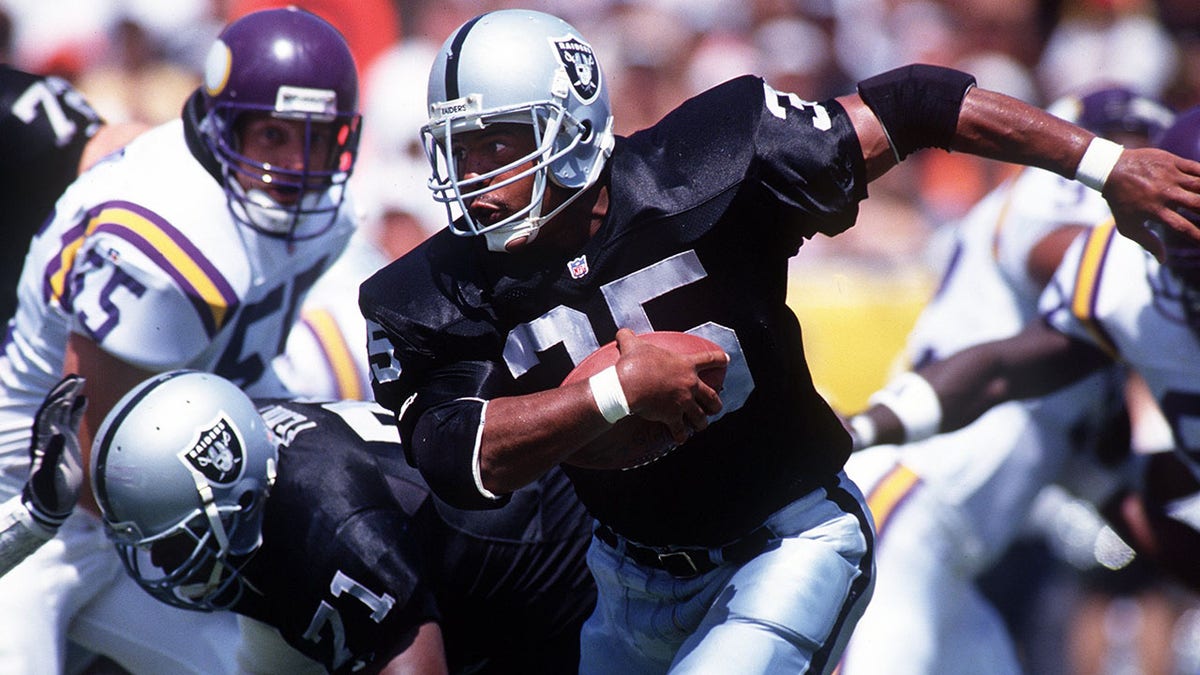 Steve Smith rushes against the Vikings on Sept. 9, 1993.