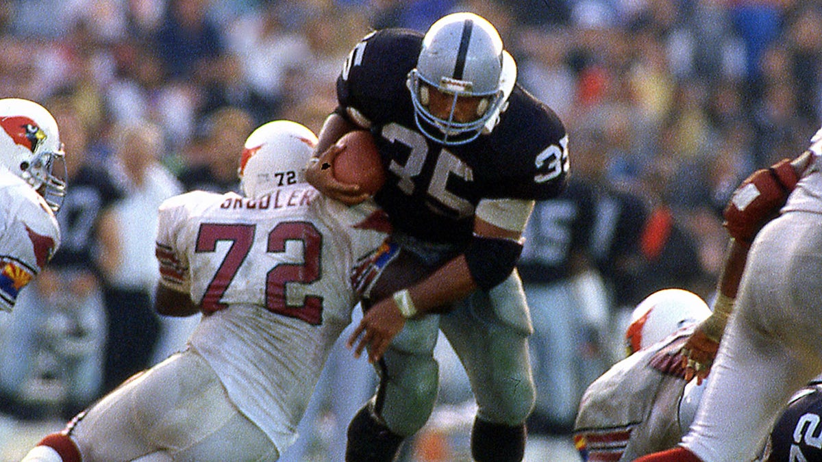 Steve Smith of the Los Angeles Raiders rushes against the Phoenix Cardinals at the Coliseum circa 1987 in Los Angeles, California.