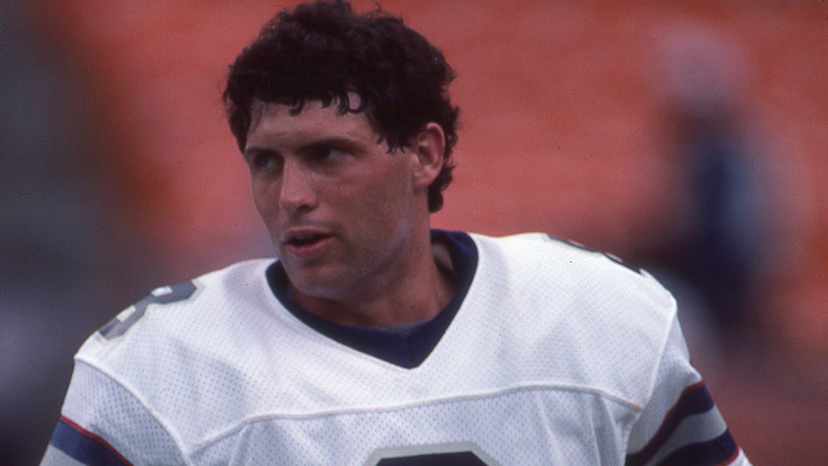 Steve Young of the Los Angeles Express of the USFL in 1985 at the Coliseum in Los Angeles.?