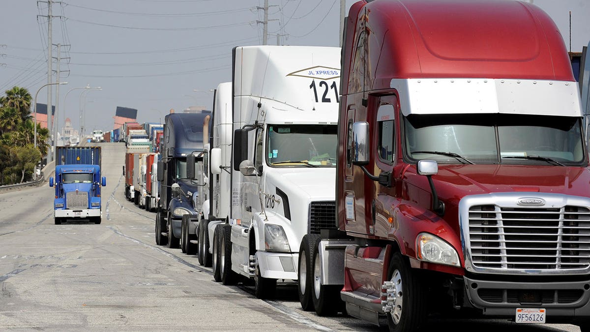 TRUCKS-SHIPPING-CONTAINERS-LONG-BEACH