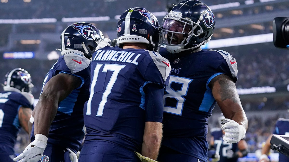 Defense carries Titans past Rams 28-16 for 5th straight win