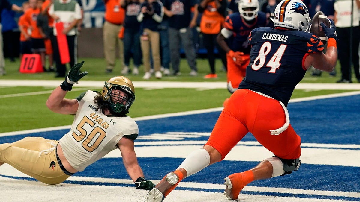 UTSA tight end Oscar Cardenas (84) catches a pass over UAB linebacker Noah Wilder (50) in the final sections for the win, Saturday, Nov. 20, 2021, in San Antonio.