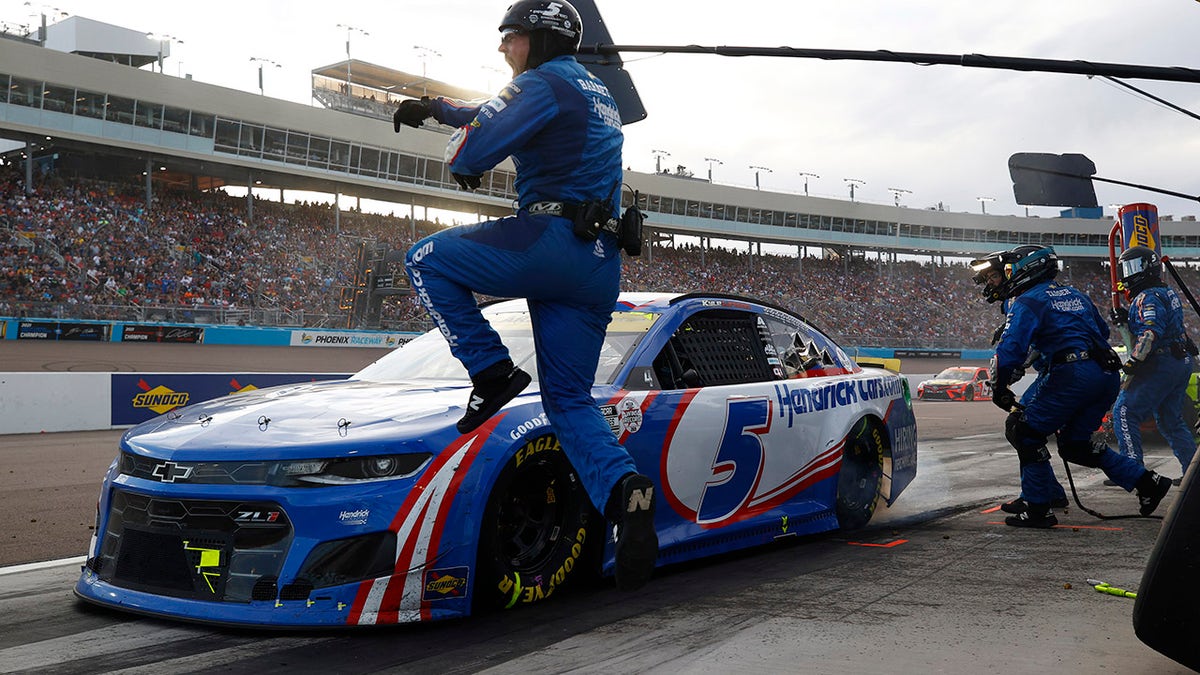 A crew member of the HendrickCars.com Chevrolet driven by Kyle Larson reacts to a pit stop during the NASCAR Cup Series Championship at Phoenix Raceway on Nov. 7, 2021, in Avondale, Arizona. (Photo by Jared C. Tilton/Getty Images)