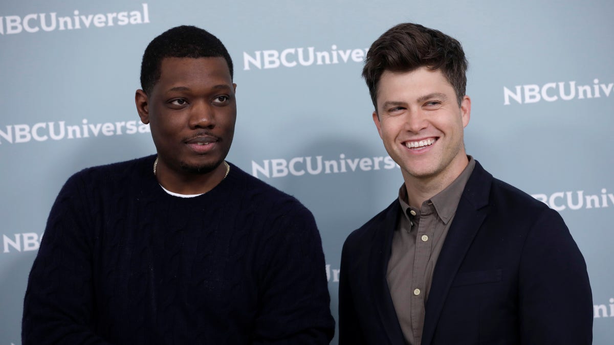 Comedians Michael Che (L) and Colin Jost from the NBC series "Saturday Night Live: Weekend Update" pose for photographers at the NBCUniversal UpFront presentation in New York City, New York, U.S., May 14, 2018.  REUTERS/Mike Segar