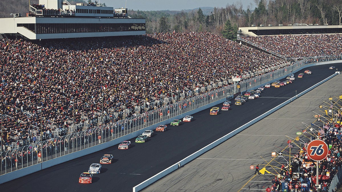 Jeff Gordon led the field to start the New Hampshire 300.
