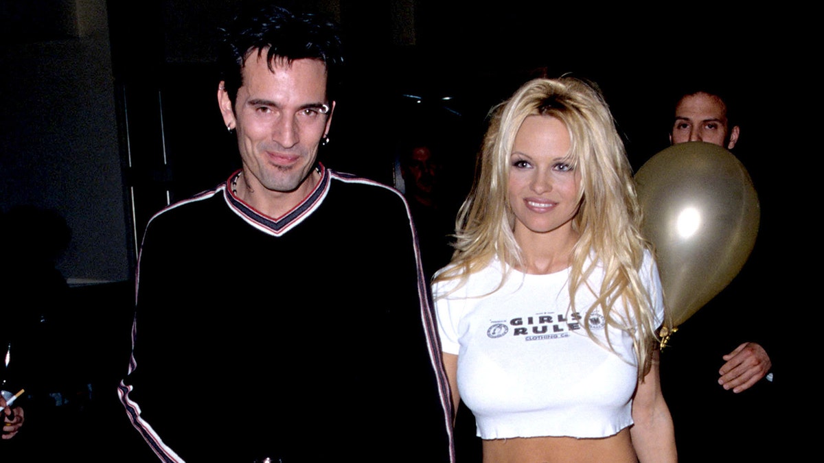 Pamela Anderson usa top curto com ex Tommy Lee