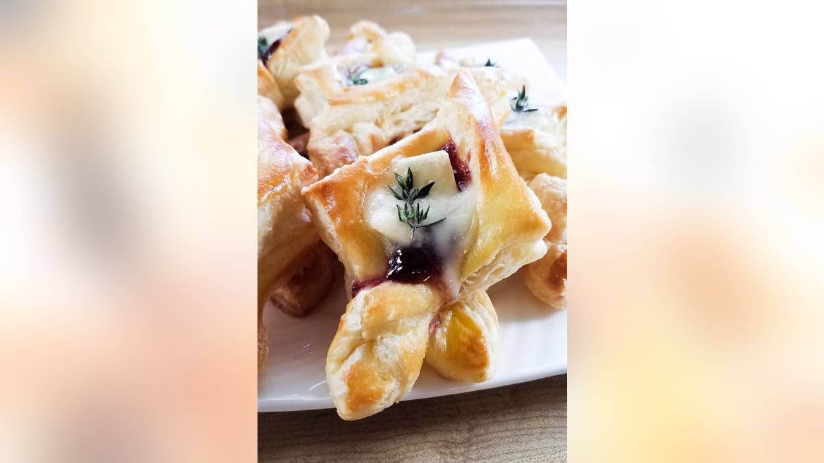 Alea Chappell from Trendgredient shares her cranberry brie tart recipe with Fox News ahead of Thanksgiving.