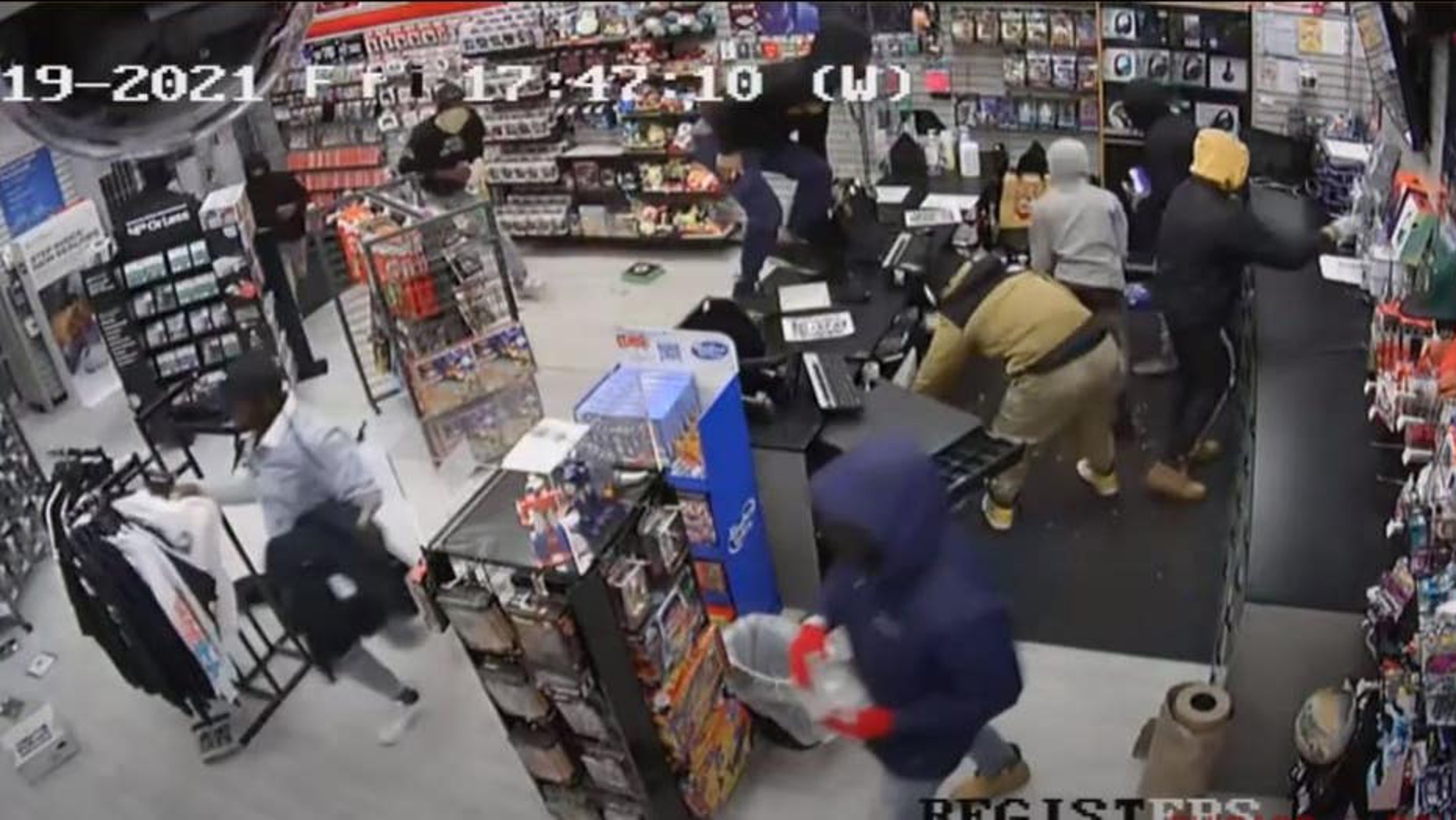 Suspects are seen looting a store in Chicago
