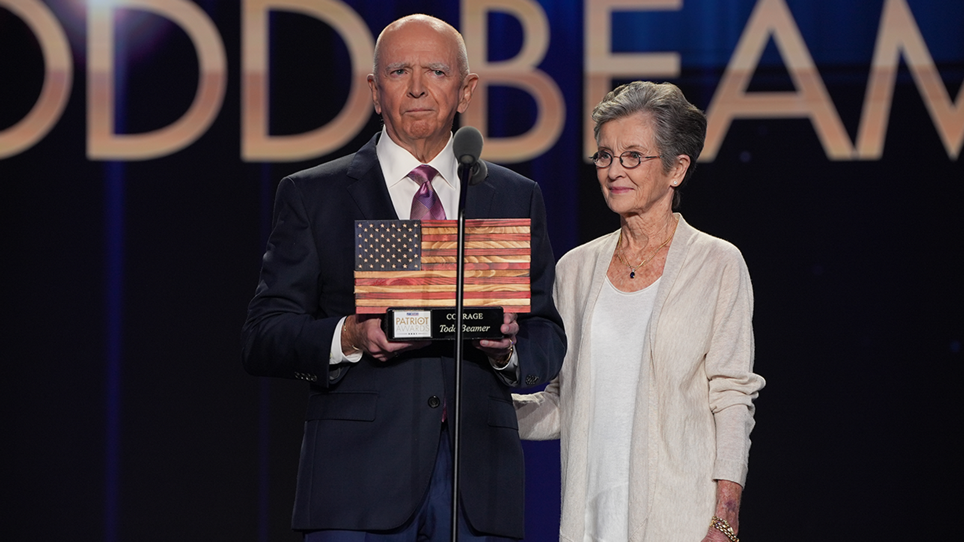 Parents of the late Todd Beamer accept the ‘Courage Award’ on his behalf
