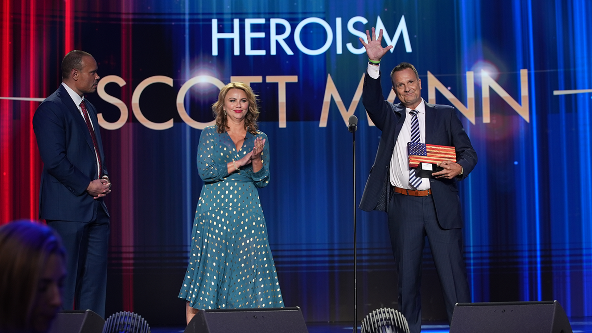 Lara Logan and Dan Bongino present ‘Heroism’ award to Lt. Col. Scott Mann