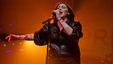 Singer Tiffany swears at concertgoers during awkward ‘I Think We’re Alone Now’ performance: ‘F—k you, guys’