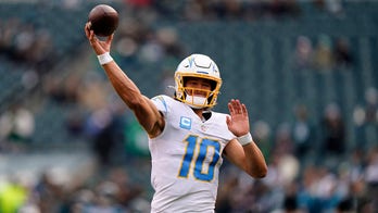 Justin Herbert has 3 TDs, Chargers beat Eagles 27-24