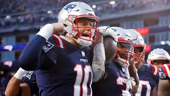 Jones throws 2 TD passes, Patriots roll past Titans 36-13