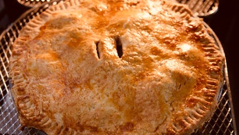 Easy air fryer apple pie recipe for Thanksgiving