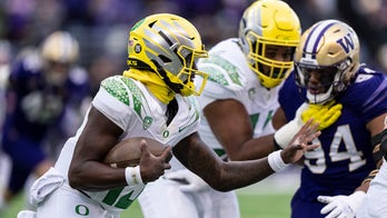 No. 7 Oregon avoids stumble, rallies to top Washington 26-16