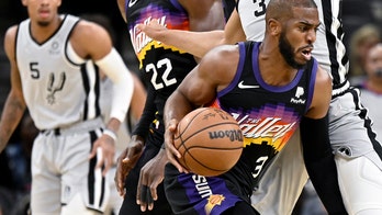 Suns win 13th straight, rolling past Spurs 115-111