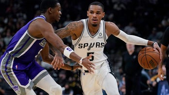 Murray scores 26, Spurs hit 18 3s to blitz Kings 136-117
