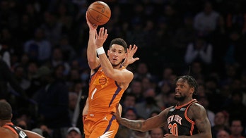 Booker, Suns extend win streak to 15, beat Knicks 118-97