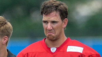 Kevin Hart trolls Eli Manning over facial expressions: 'The face of gas'