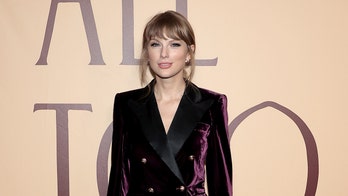 Taylor Swift sings rumored Jake Gyllenhaal breakup song ‘All Too Well’ on ‘SNL’