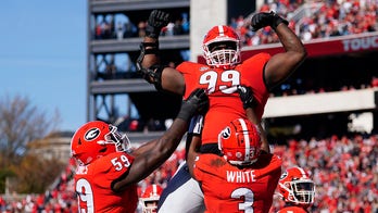 Jordan Davis runs for TD as No. 1 Georgia rolls, 56-7