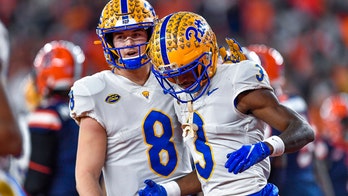 Pickett throws 4 TD passes in Pitt's 31-14 win at Syracuse