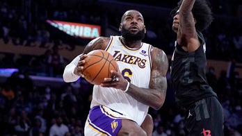 Lakers' LeBron James suffers abdominal strain, will miss at least one week: report