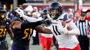 No. 4 Cincinnati stays unbeaten, beats East Carolina 35-13