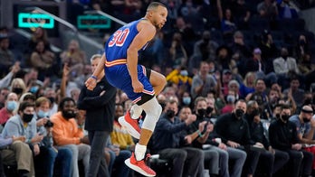 Stephen Curry scores 40 points as Warriors beat Bulls 119-93